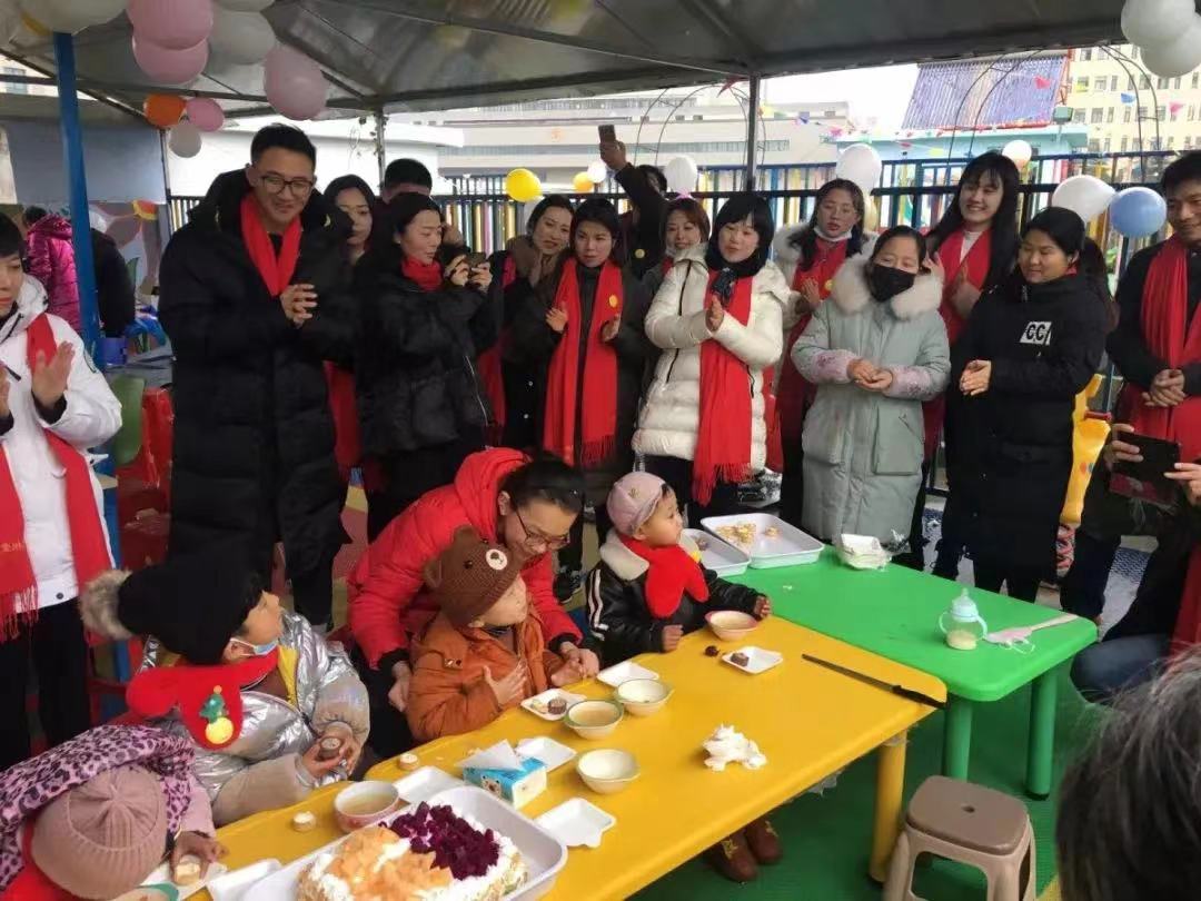 2020年1月13日，志愿服務(wù)隊(duì)和社會(huì)各界愛心人士為“口罩天使們”舉辦集體生日會(huì)