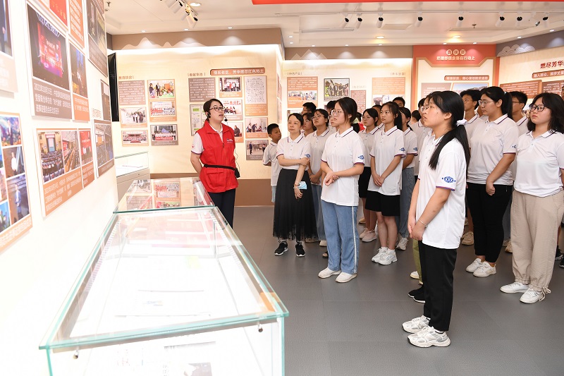 2022年8月13-14日，組織20余名革命老區(qū)優(yōu)秀中學(xué)生，走進(jìn)東華科技開(kāi)展“致敬時(shí)代楷模，爭(zhēng)當(dāng)國(guó)之棟梁”的研學(xué)活動(dòng)，同時(shí)前往安徽名人館、安徽創(chuàng)新館參觀學(xué)習(xí)（1）