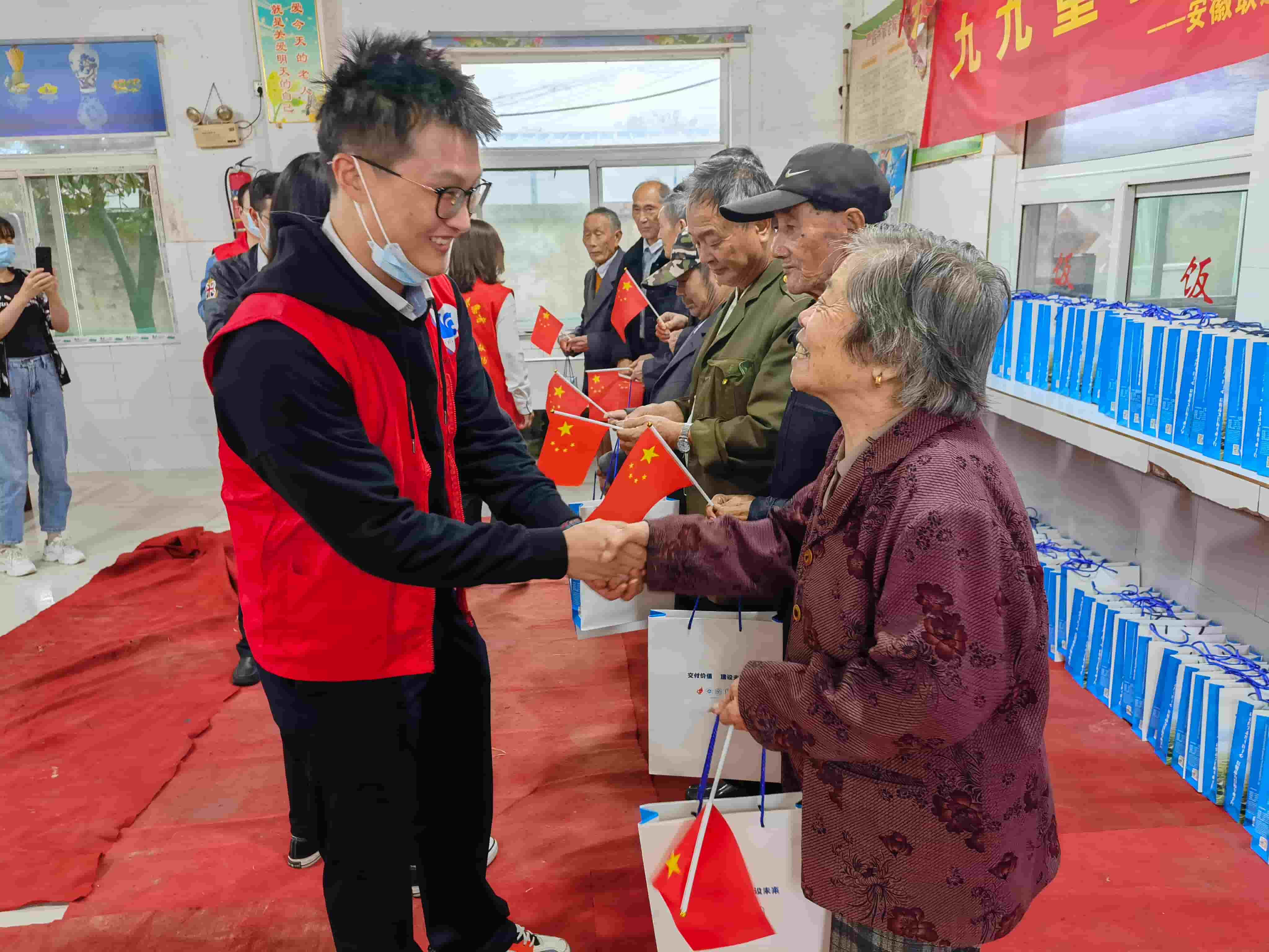 freecompress-2021年10月14日，正值重陽佳節(jié)，服務(wù)隊聯(lián)合多家駐皖央企前往肥西縣嚴(yán)店鄉(xiāng)五保供養(yǎng)服務(wù)中心，開展“九九重陽節(jié)，濃濃敬老情”主題活動。